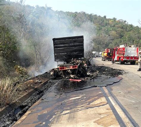 Acidente entre carretas na BR 364 na Serra de São Vicente agosto 2016