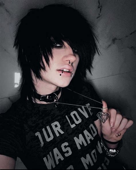 Pin by M4RG4R3T on ᴛʜᴇʏ ᴍᴀᴅᴇ ʜᴇʀ ᴇᴍᴏ Emo haircuts Emo hair