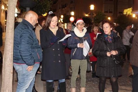 La Asociación Coros y Danzas hace la Ronda del Mantecao por el eje