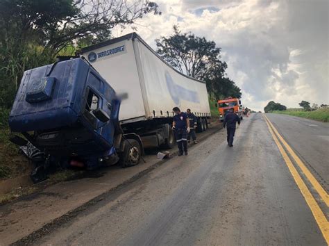 M E E Filho Morrem Ap S Serem Arremessados E Atropelados Por Caminh O