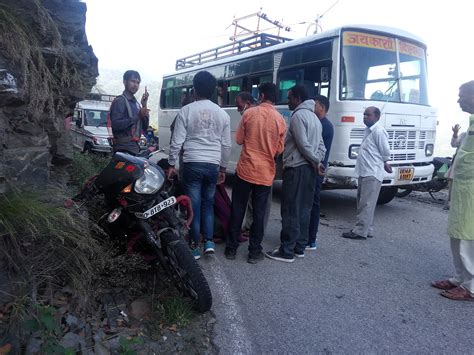 टिहरी के देवलसारी के पास बस की चपेट में आने से बाइक सवार हुए गंभीर रूप