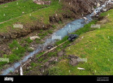 Vertedero de aguas residuales fotografías e imágenes de alta resolución