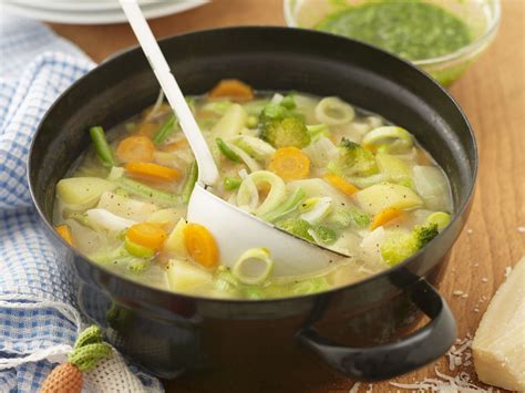 Bunte Gemüsesuppe mit Käse Rezept EAT SMARTER