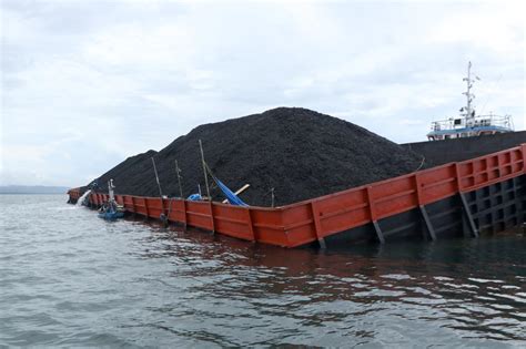 Foto Bermuatan Metrik Ton Batu Bara Kapal Tongkang Ini Alami