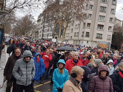 Des Milliers De Foulards Rouges à Paris En Réponse Aux Gilets Jaunes