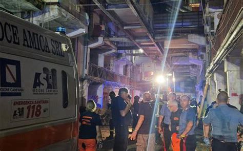 Crolla Ballatoio Della Vela Celeste A Scampia Due Morti E Bambini