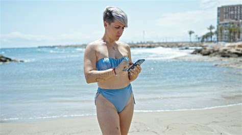 Turista Joven Usando Bikini Usando Un Smartphone En La Playa Foto De Archivo Imagen De Pelo