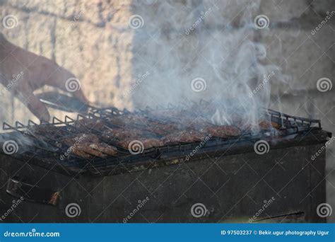 Barbacoa Con La Carne Asada A La Parilla Deliciosa En Parrilla Imagen