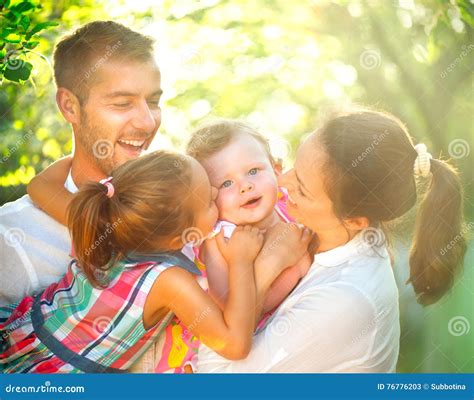 Familia Joven Alegre Feliz Que Se Divierte Al Aire Libre Imagen De