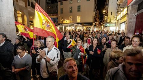 Unas Personas Protestan Ante La Sede Del Psib En Palma Por La