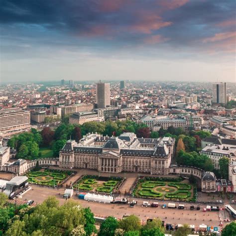 Royal Palace De Bruselas Y Bandera De Bélgica En La Mano Femenina