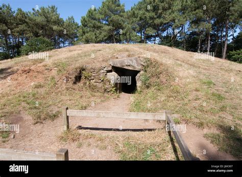 Tumulus Drawing Hi Res Stock Photography And Images Alamy