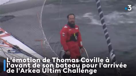 L émotion de Thomas Coville à l avant de son bateau pour l arrivée de l