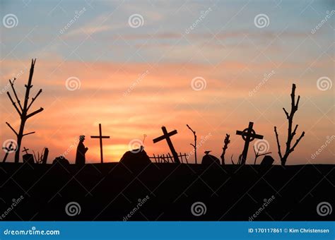 Silueta De Cementerio En Descomposición Con Cruces Inclinadas Y Lápidas