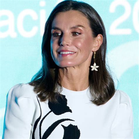 La reina Letizia da lecciones de elegancia ahora con sandalias de tacón