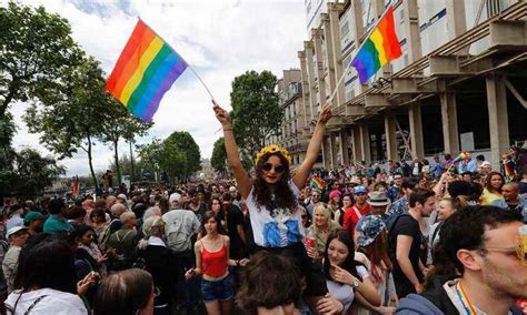 Paris recebe parada do orgulho gay em meio a segurança reforçada Internacional Estado de Minas