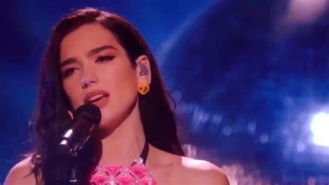 Video Dua Lipa Realiza Poderoso Cover De Happy Xmas De John Lennon