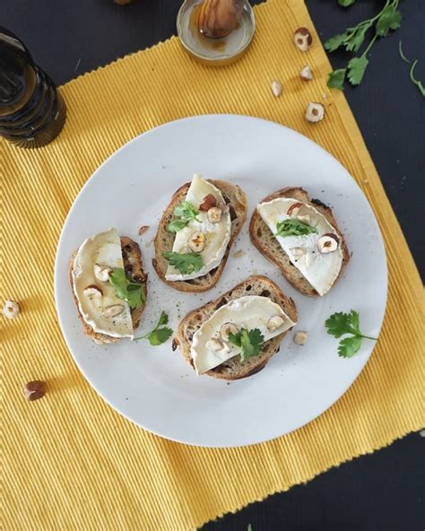 Toasts chèvre miel noisettes et coriandre recette facile