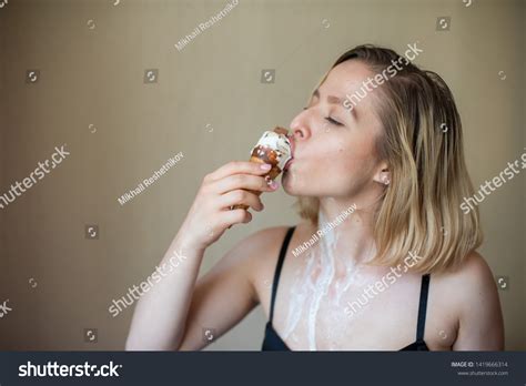 Sexy Blonde Licks Waffle Cone Ice Foto De Stock 1419666314 Shutterstock