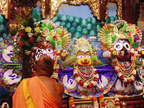 Lord Jagannath Balaram Subhadra En Iskcon Temple Kolkata India Foto De