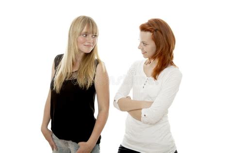 De Jonge Rode En Blonde Haired Meisjes Houden Van Elkaar Stock Afbeelding Image Of Paar