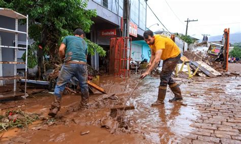 Autoridades atualizam o número de mortos pelas chuvas no RS VEJA