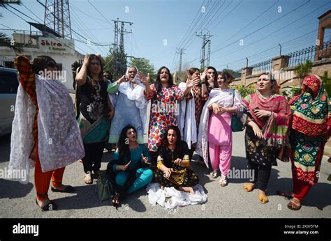 Miembros De La Comunidad Transg Nero De Pakist N Participan En Una