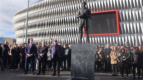 La estatua de Iribar preside San Mamés