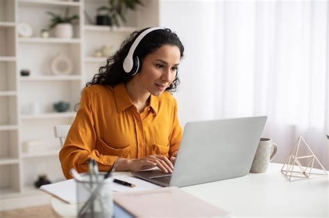 Freelancer Feminino Usando Laptop Usando Fones De Ouvido Trabalhando