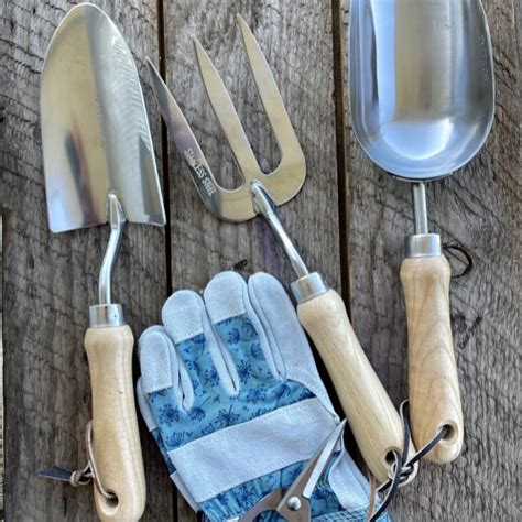 The Timeless Benefits of Hardwood and Stainless Steel Hand Tools for Gardening