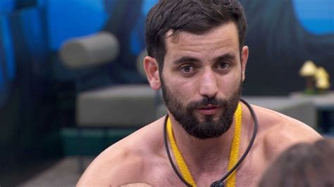 Matteus se depila em banho dentro do BBB 24 e divide opiniões