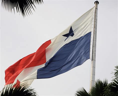 Vuelve a ondear la bandera Nacional en el Cerro Ancón