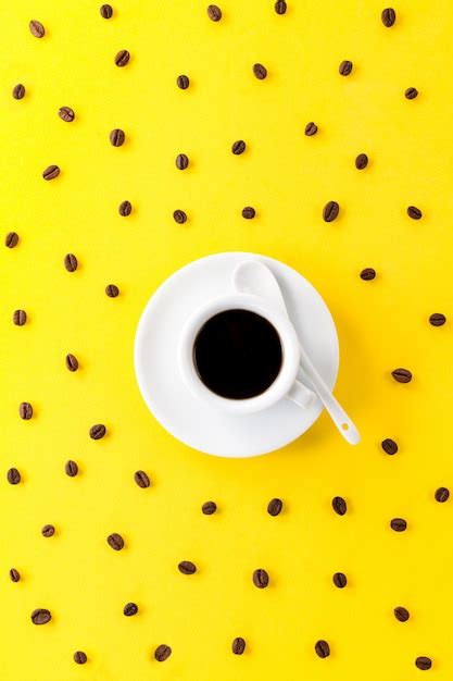 Caf Espresso En Peque A Taza De Cer Mica Blanca Con Muchos Granos De