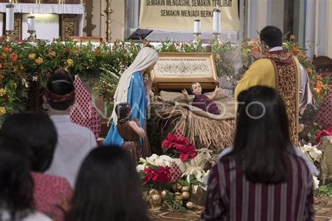 MISA MALAM NATAL GEREJA KATEDRAL JAKARTA ANTARA Foto