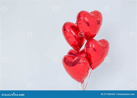 Globos Rojos En Forma De Corazones Sobre Fondo Blanco Foto De Archivo