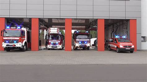 Löschzug KdoW D Dienst der Feuerwehr Halle Saale auf Einsatzfahrt