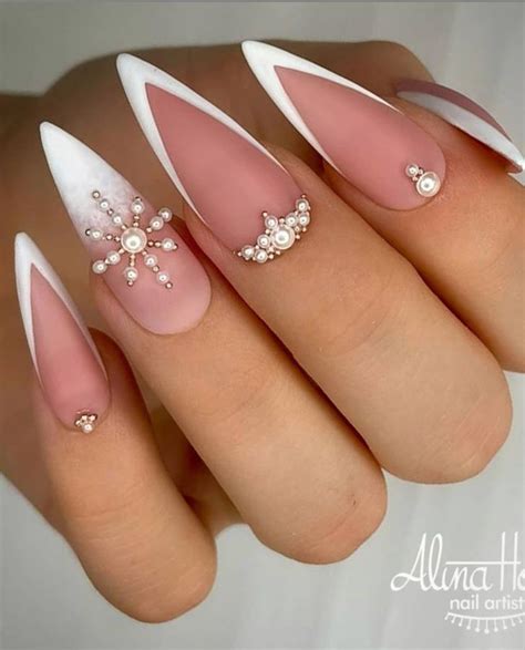 Clean And Minimalist Almond Acrylic Nail Styles Are Popular In 2021