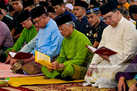 Agong Anwar Solat Sunat Aidilfitri Bersama Rakyat