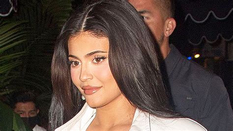 Kylie Jenner Strips Off Her Makeup And Shows Off Her Natural Hair In The Midst Of A New Hair