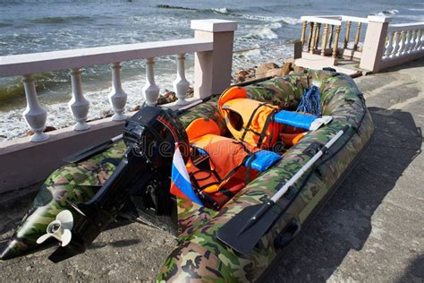 Bote De Salvamento Infl Vel Barco Infl Vel Cinzento Na Praia No Foto De