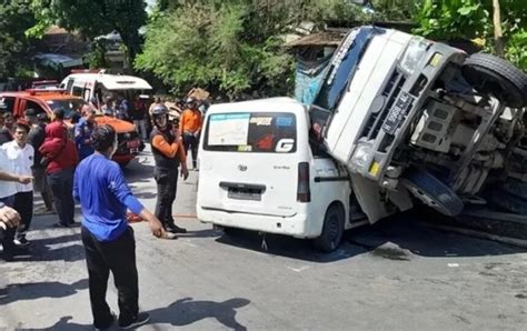 Truk Pasir Tak Kuat Nanjak Di Bendhan Kota Semarang Tiga Kendaraan