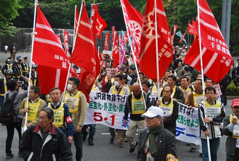 5・1新宿、動労総連合先頭に「闘うメーデー」復権の出発点築く！ Znnjp