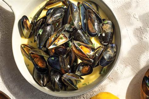 Mussels In A Creamy White Wine Garlic Sauce Leites Culinaria Tasty Made Simple