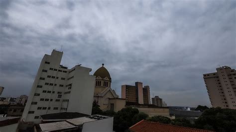 Previsão é de sol entre muitas nuvens e máxima de 31C em Araraquara