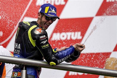 Cetak Sejarah Valentino Rossi Itu Superhero Motogp Bola Net