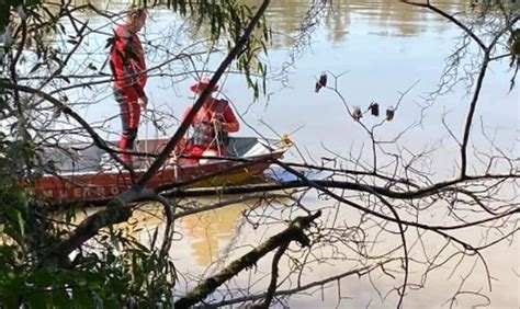 Mãe e filhos desaparecidos são encontrados mortos em carro submerso no