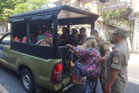 Satpol PP Tertibkan Gepeng Dan Pedagang Acung Di Ubud 1 BALIPOST