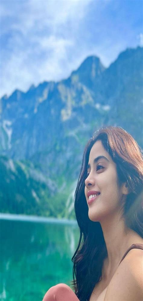 Jhanvi Kapoor looks hot in her latest pics sitting outside a lake पहड क बच झल क कनर