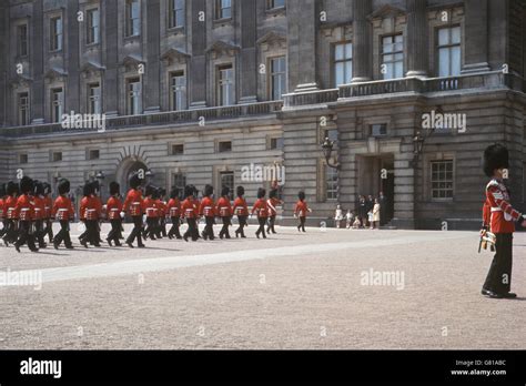 Il Cambio Della Guardia A Buckingham Palace Guardato Da Jackie Kennedy