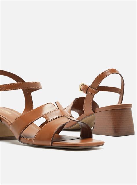 Sandália Salto Bloco Baixo Arezzo - Sandália Marrom Arezzo Couro Salto Baixo Bloco | ZZ MALL